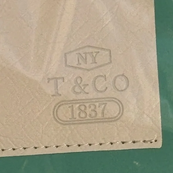 🔷🔹Tiffany & Co. Cream and Green Leather Accessory - Picture 4 of 13